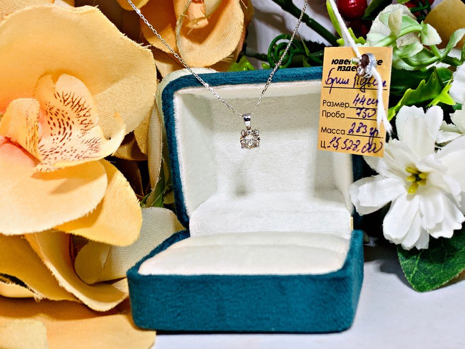 золотая подвеска – кулон и цепочка с крупным бриллиантом