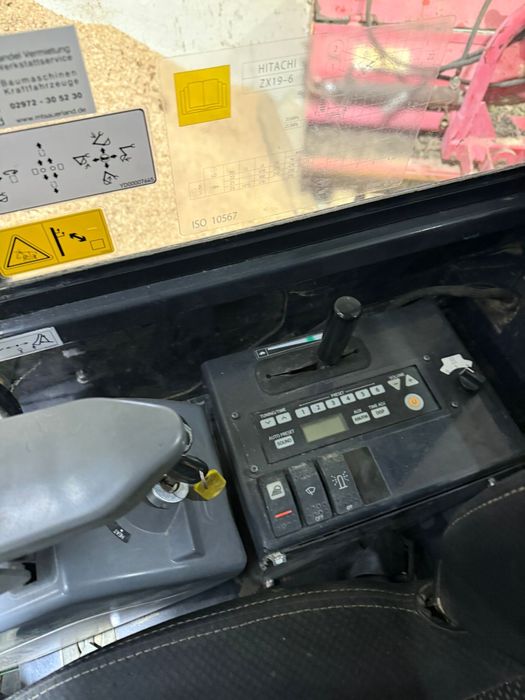 Mini excavator HITACHI cu cabină,remorcă și 2 cupe șenile reglabile