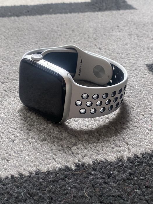 Apple watch series 5 nike