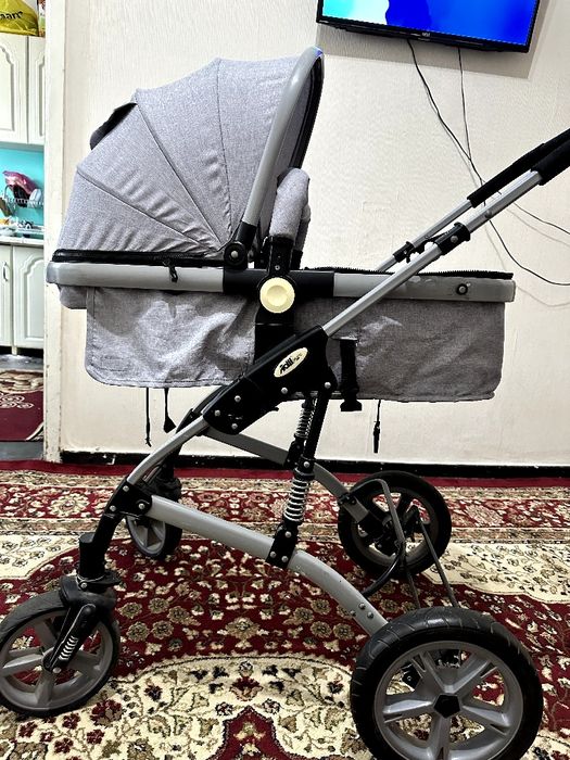 Bolalar kalyaskasi va hodinok birgalikda sotiladi