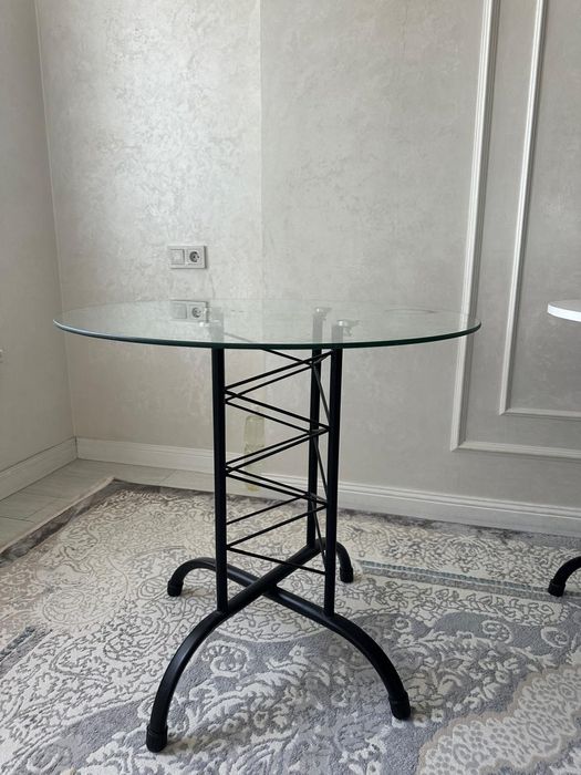 Продам  круглый стол