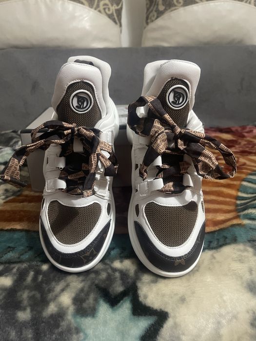 Adidasi noi,marimea 37