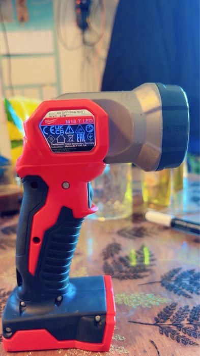 Lampă Milwaukee M18 T LED Originală – Compatibilă M18