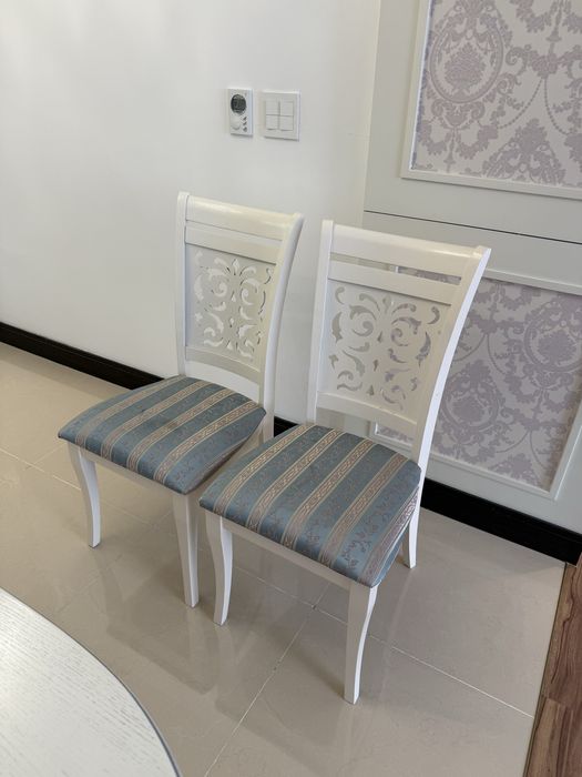 Кухонный стол и стулья