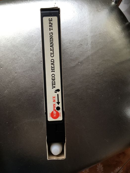 Casete vhs si de curățare capete cu recipient lichid spalare .