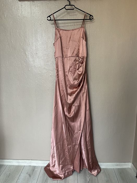 Официални рокли.