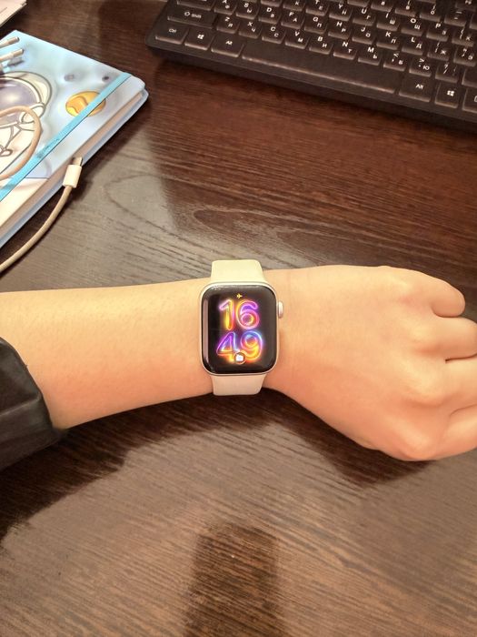 Продам Apple watch SE 40mm