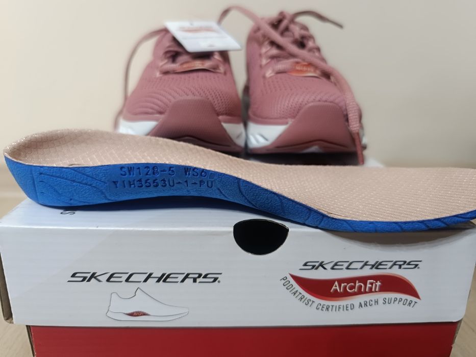 Skechers. Новые кроссовки на девочку