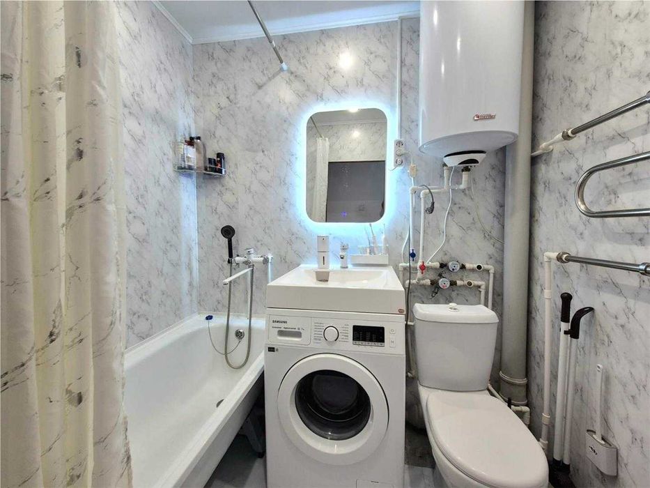 Продам 2-комн квартиру, на 4 мкр на 5/5 эт .