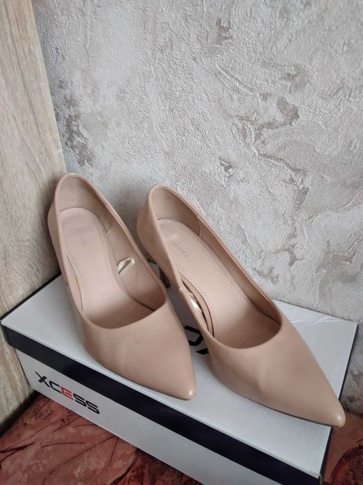 Продавам луксозни дамски обувки и жълто сабо.