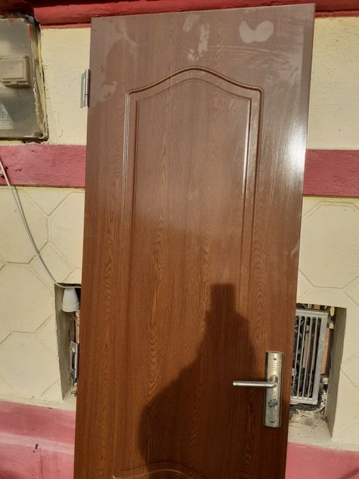 Vând ușă interior 400 lei  trei bucăți.