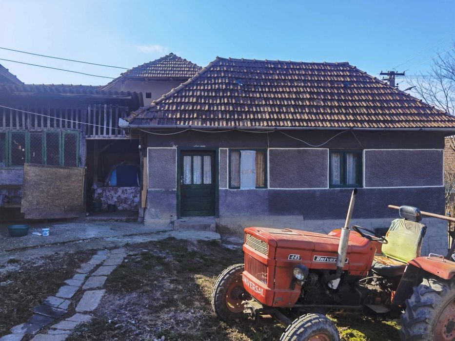 Vând casă + teren