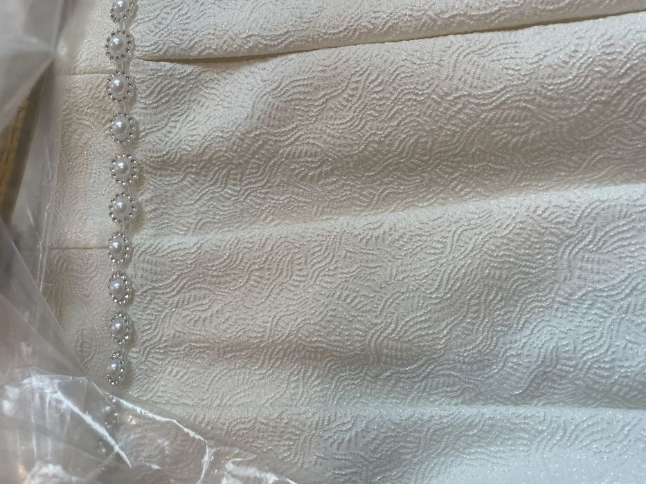 Бяла официална рокля за повод, с блестящи частици