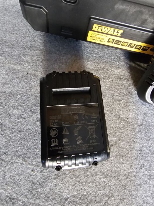 Baterie Dewalt 18V 4Ah  incarcator si cutie