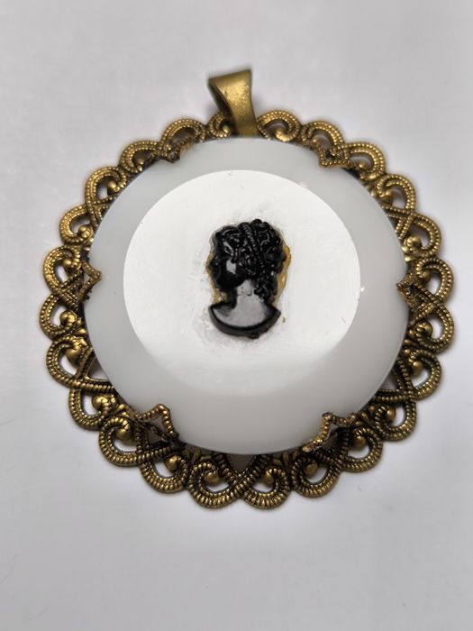 Позлатена  КАМЕЯ