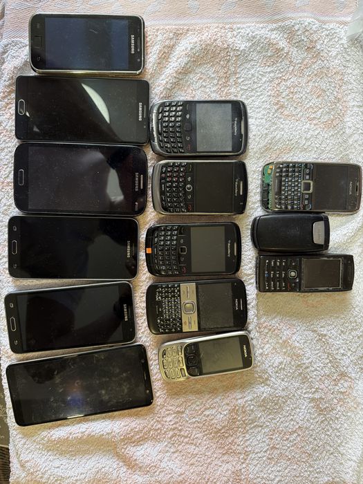 Lot telefoane vechi . Unele functionale altele nu .