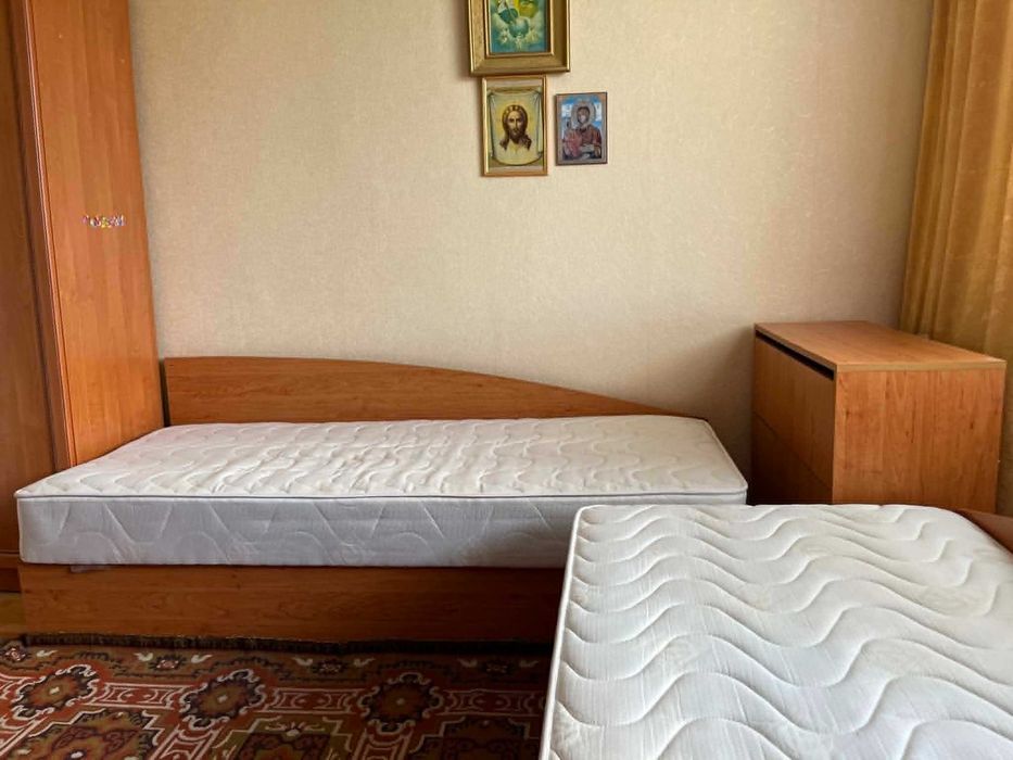 Комплект от две легла с матраци с пружинни механизми и една ракла