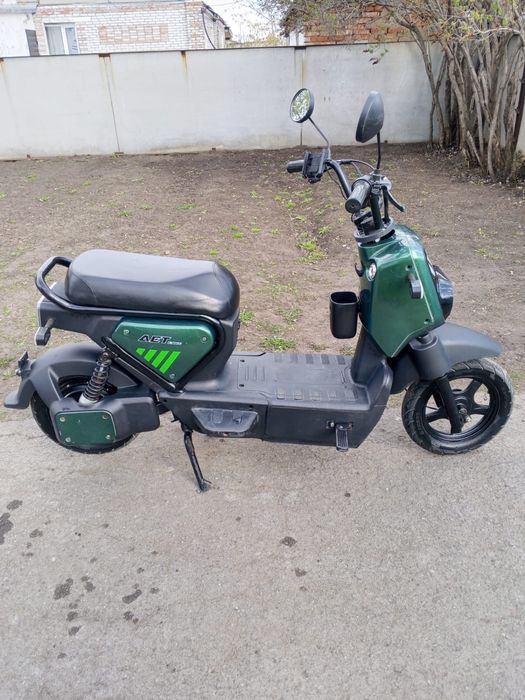 Продам электроскутер танк 109