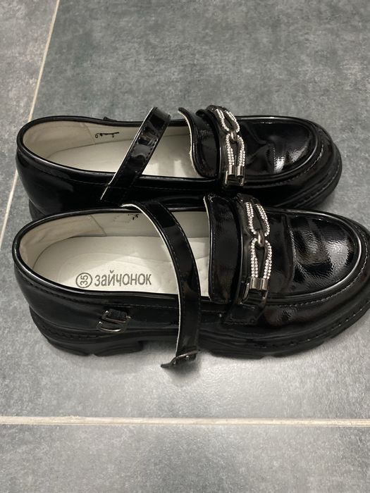 Сатылымда қыздарға жаңа аяқ қиім,