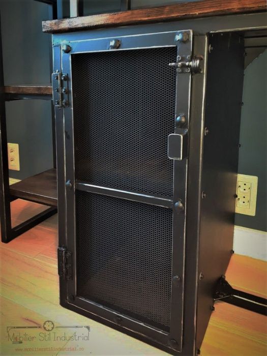 Birou stil industrial cu usa plasa si soldati cu polite lemn