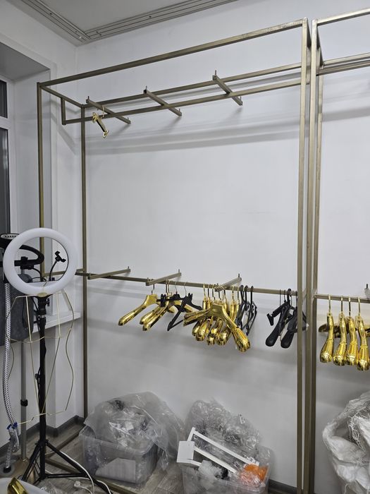 Высокие вешалки для одежды