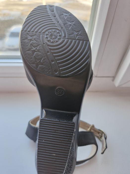 Продам новые босоножки 37р.