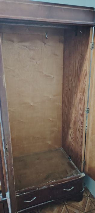 Гардероб с секциями для вещей и с нижними полками