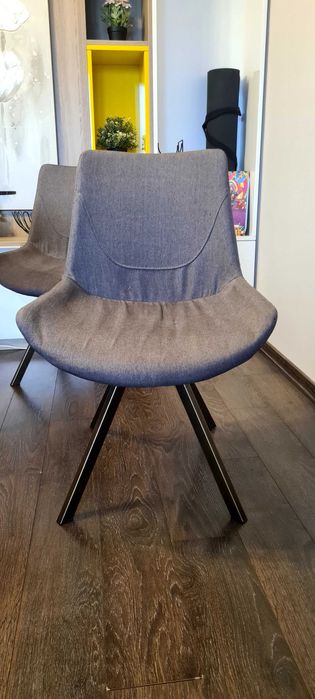 Vand 4 Scaune cu tapițerie gri si picioare metalice living/sufragerie