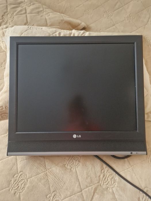 Телевизор с кронштейном