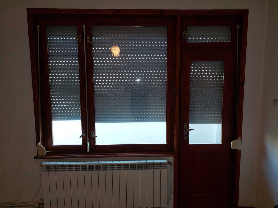 Продавам / 11 бр. / употребявана дървена дограма.