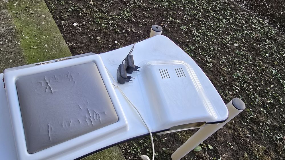 Vând masa manichiura cu aspirator și lămpi incorporate