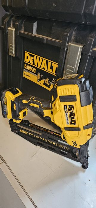 Pistol cuie DeWalt din 660