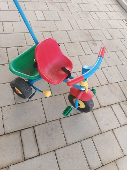 Vand doua triciclete copii