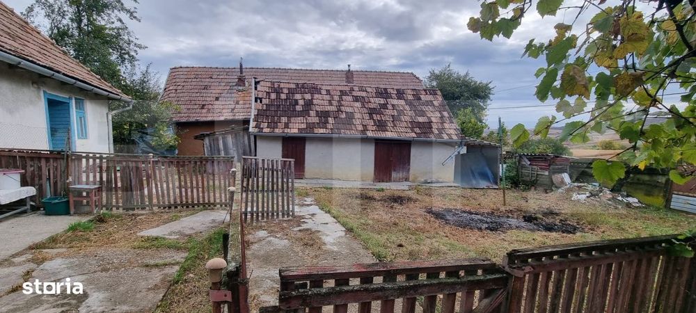 Casa cu doua corpuri,curte si gradina