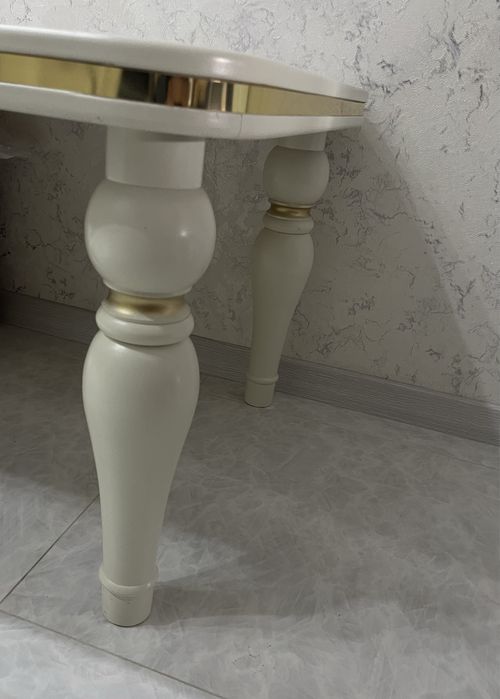 Срочно продается новый журнальный/обеденный стол.