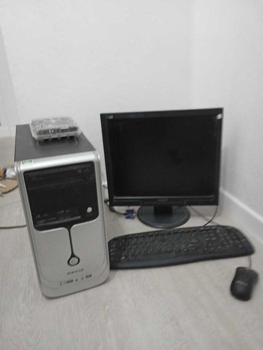 Vând calculator cu monitor, tastatura, mouse, boxe