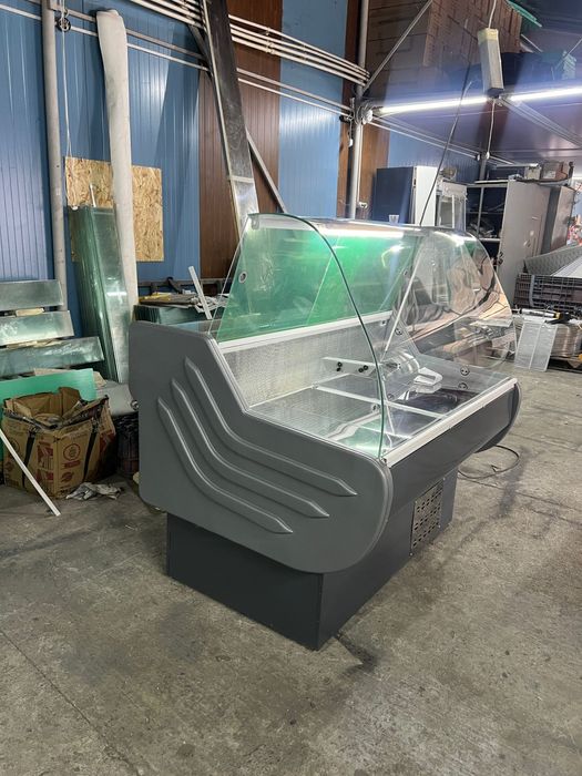 Vitrina frigorifica mezeluro cu geam curbat