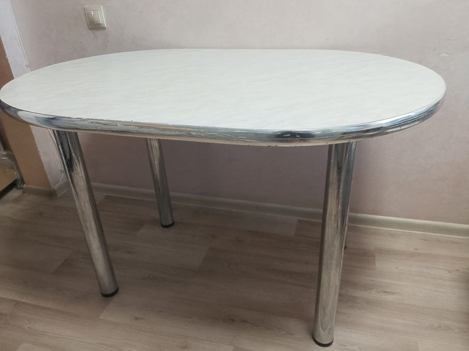 Продам обеденный стол со стульями