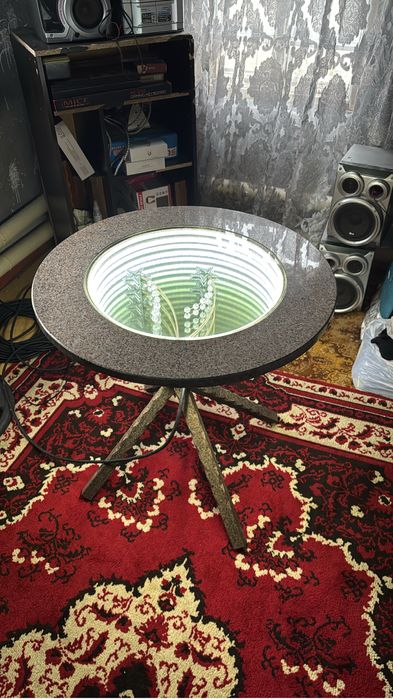 Каменный стол с эффектом бесконечности