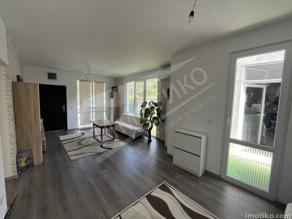 Къща с двор в с. Буново