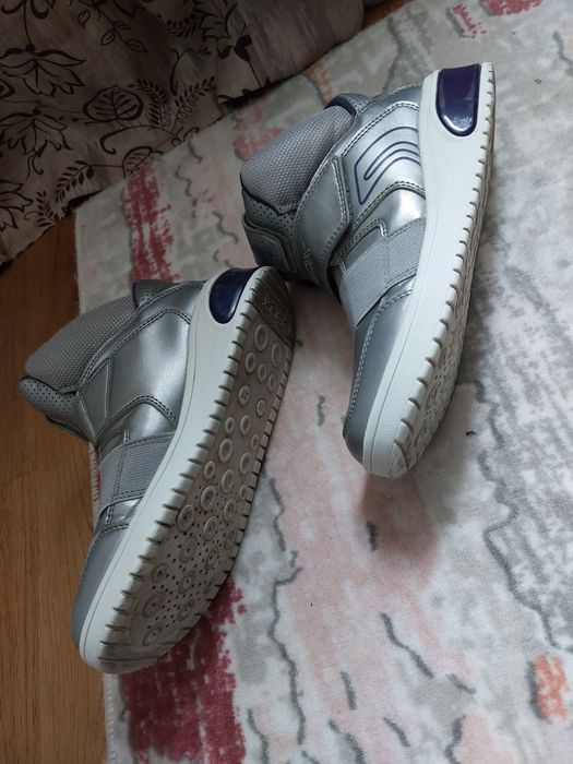 Sneakers mid Geox mărimea 37 - 23 cm la interior, măsurat talpicul / insertia. Corespunde la 36, de fapt, cu 23 cm in interior