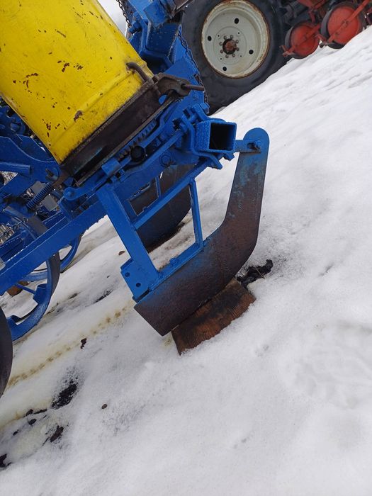 Semanatoare de porumb pe 4 randuri cu fertilizare