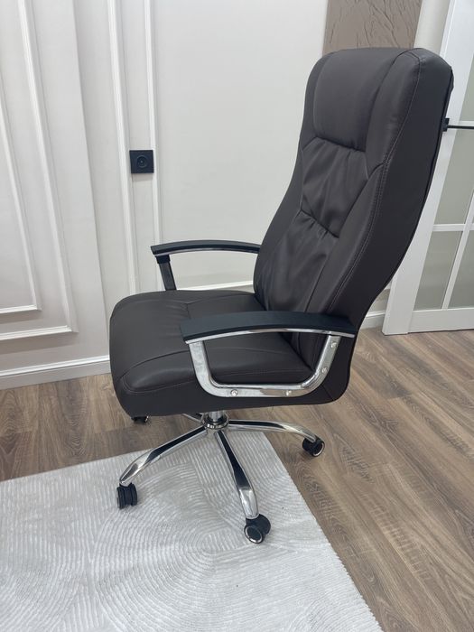 Кожанное кресло