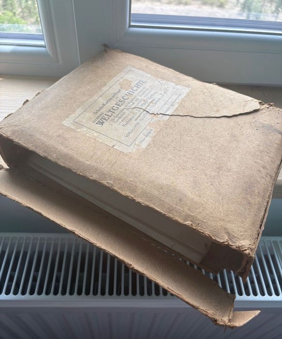 Lot cărți vechi, tablouri, mașină de scris funcțională