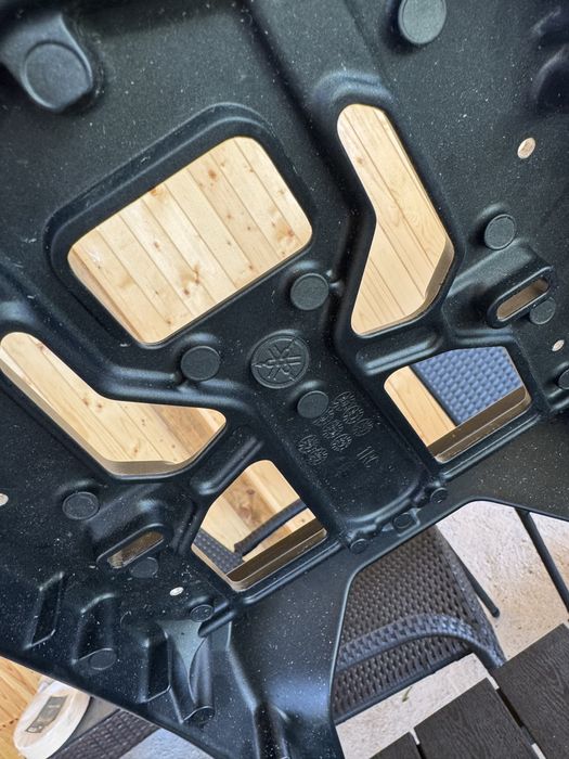 Продавам стойка за куфар за Yamaha MT09/MT10