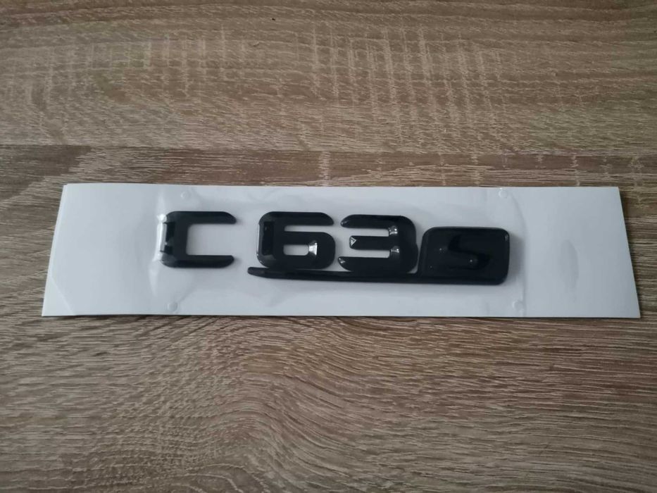 чисто черен надпис Mercedes Benz C63S