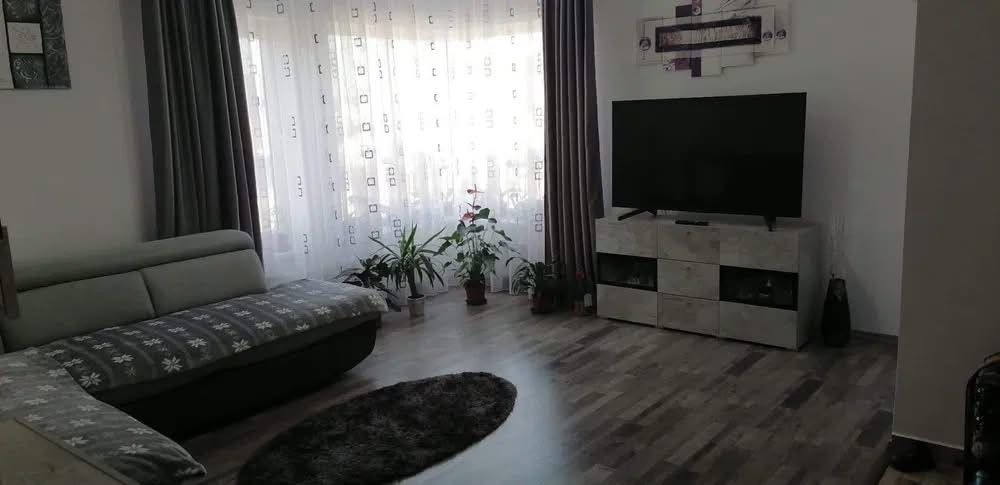 Închiriez apartament 2 camere + loc de parcare