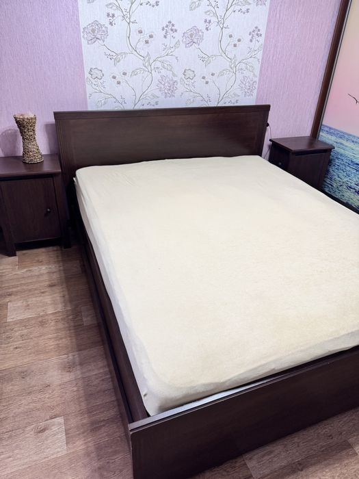 Кровать с двумя тумбочками (Венгрия)