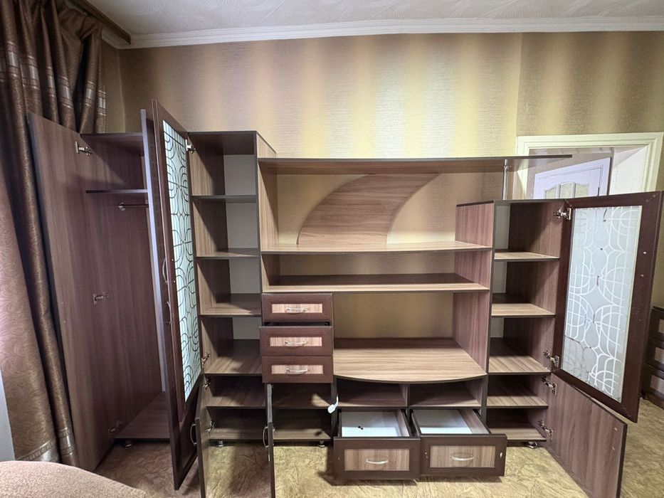 Продам стенку  в гостиную/ спальню