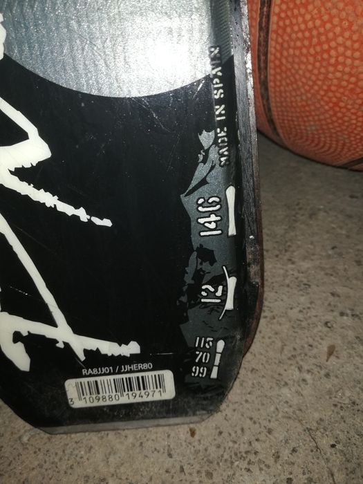 Два чифта ски различни размери